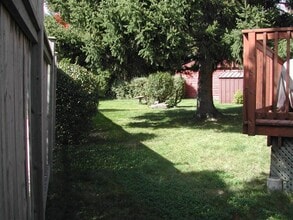 10 Maxim Cres in Toronto, ON - Building Photo - Building Photo