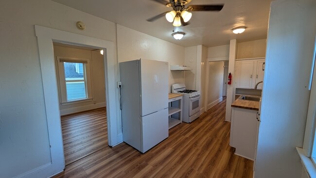 327 E St John St, Unit Apartment #2 in San Jose, CA - Building Photo - Building Photo