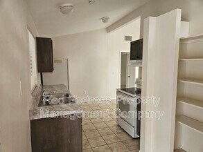 1635 Newport Ct in Ft. Myers, FL - Foto de edificio - Building Photo