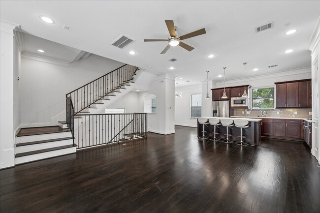 734 W 20th St