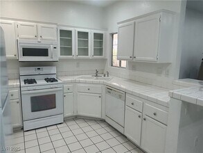 1830 N Buffalo Dr in Las Vegas, NV - Building Photo - Building Photo