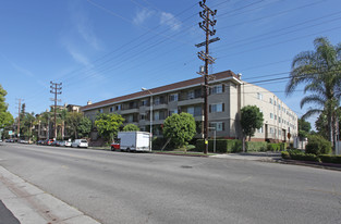 10707 Camarillo St in North Hollywood, CA - Building Photo