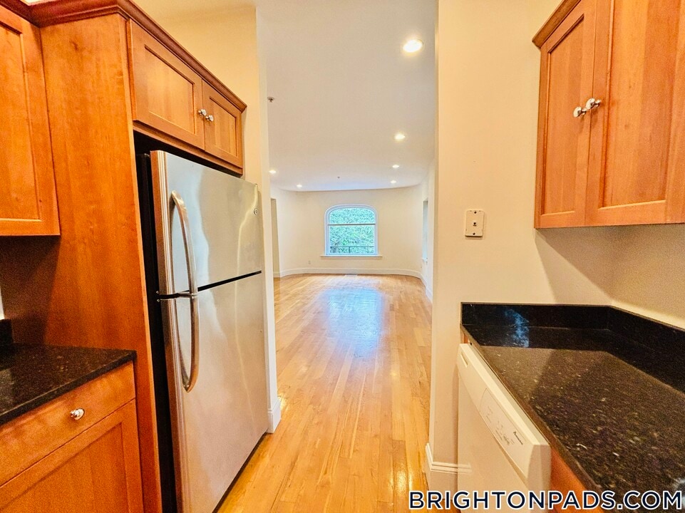 10 Selkirk Rd in Boston, MA - Building Photo