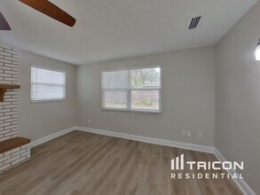 1522 Pine Tree Dr in Edgewater, FL - Foto de edificio - Building Photo