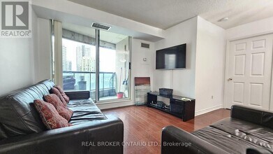 7 Lorraine Dr in Toronto, ON - Building Photo - Building Photo