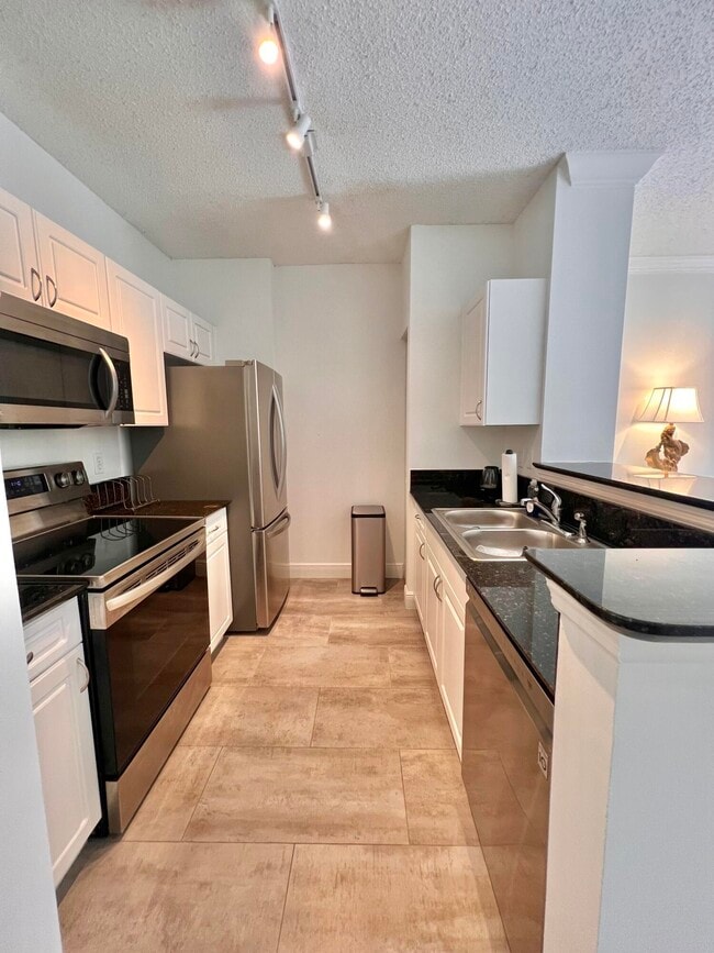 property at 630 S Sapodilla Ave