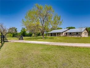 10511 Hibbs Ln in Manor, TX - Foto de edificio - Building Photo