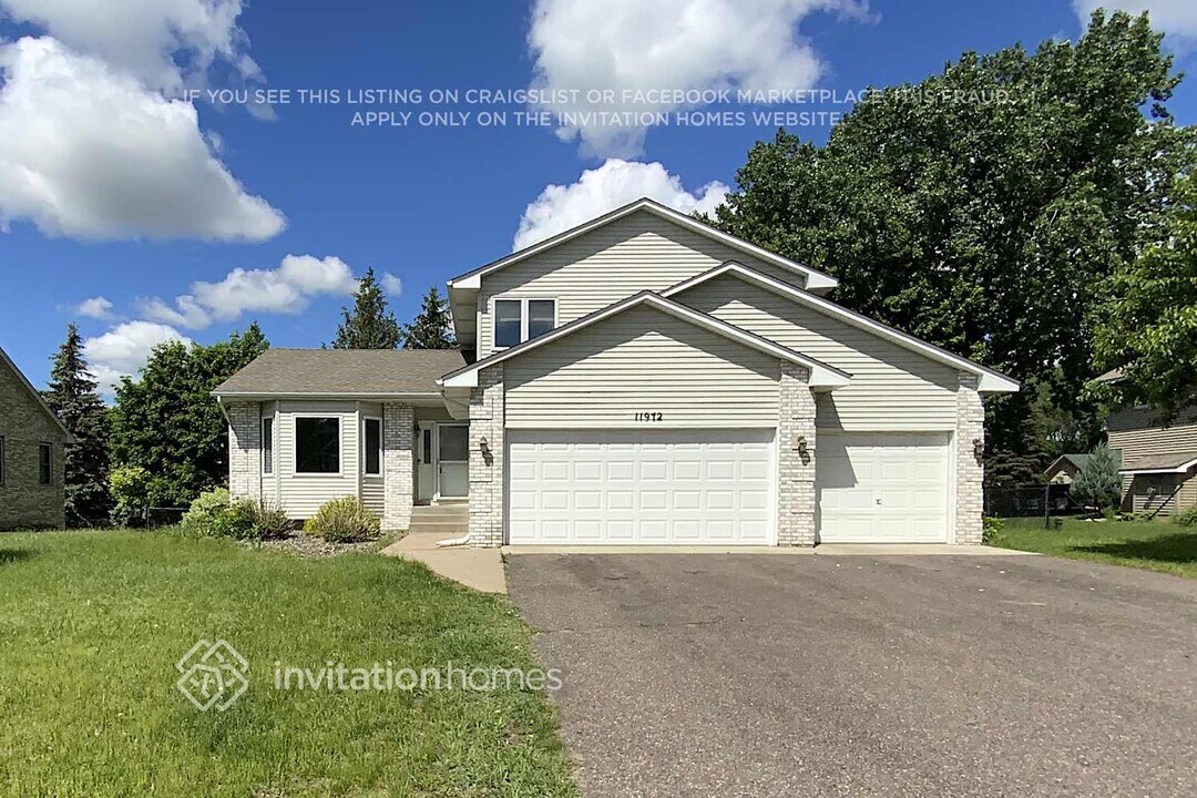 11972 London St NE in Minneapolis, MN - Building Photo