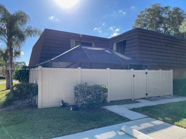 6902 69th Way in West Palm Beach, FL - Foto de edificio