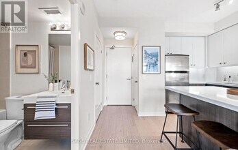 8-528 Fieldway Rd in Toronto, ON - Building Photo - Building Photo
