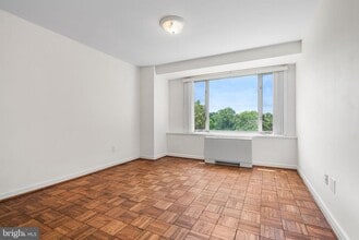 4301 Massachusetts Ave NW in Washington, DC - Foto de edificio - Building Photo