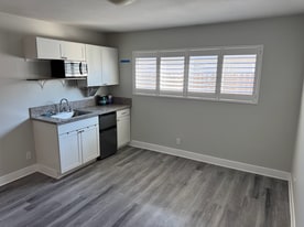 8542 Hollister St in Ventura, CA - Building Photo