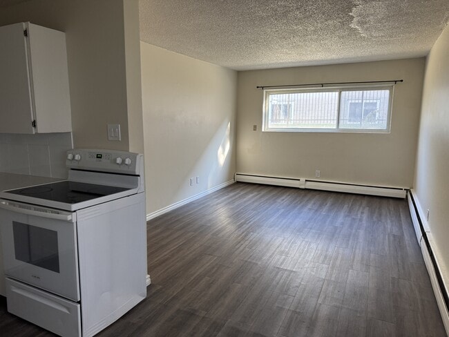 12940-12118 118 Ave NW in Edmonton, AB - Building Photo - Building Photo