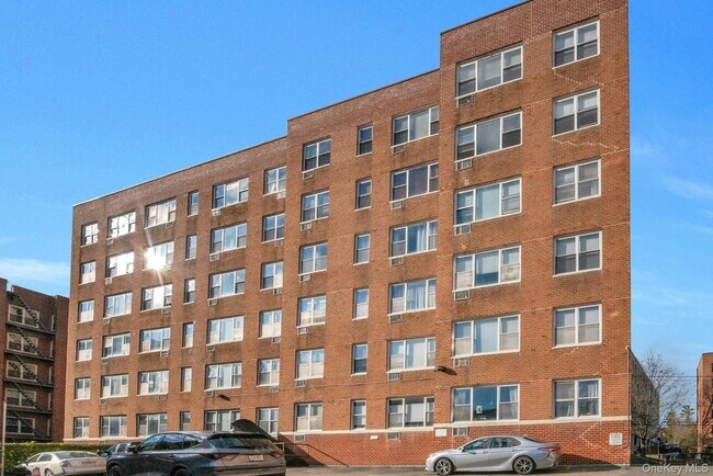 10 Lake St in White Plains, NY - Building Photo - Building Photo