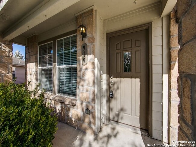919 Rustic Cactus in San Antonio, TX - Foto de edificio - Building Photo