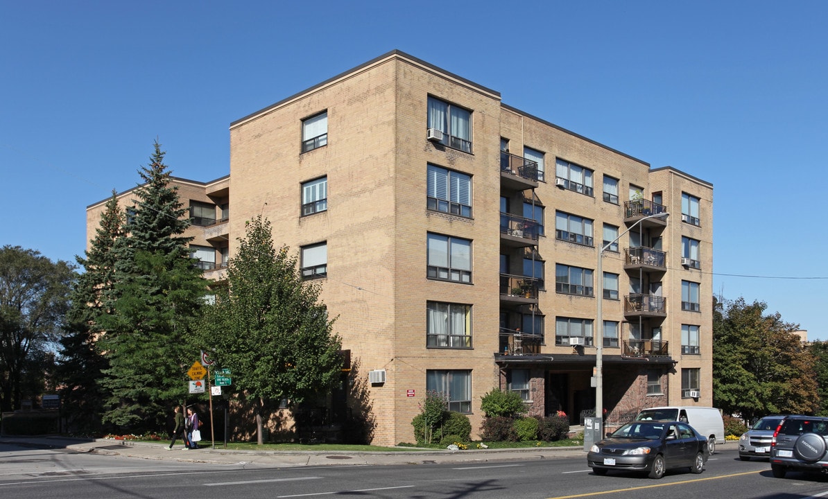 Albany Court in Toronto, ON - Building Photo