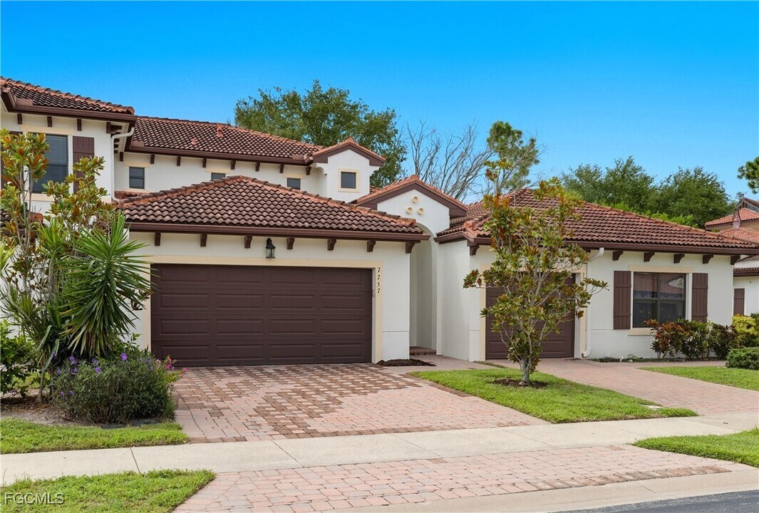 7757 Bristol Cir in Naples, FL - Building Photo