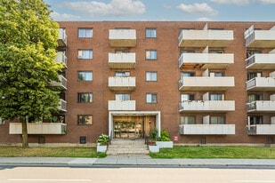 1300 De La Cote-Vertu Boul in St. Laurent, QC - Building Photo