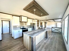 760 SE Grizzly Rd in Madras, OR - Building Photo - Building Photo