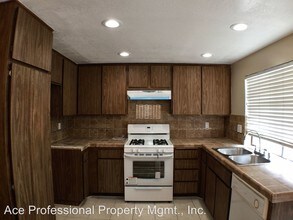 1910 W Palmyra Ave-Unit -#114 in Orange, CA - Building Photo - Building Photo