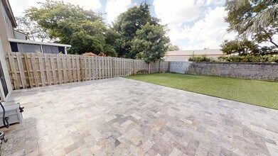 8422 SW 44th Pl in Davie, FL - Building Photo - Building Photo