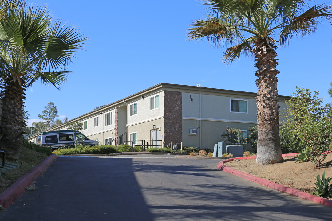 Vista Terrace Apartments in Vista, CA - Foto de edificio