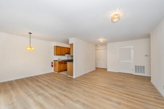 70 Harristown Rd, Unit 6 in Fair Lawn, NJ - Building Photo - Building Photo