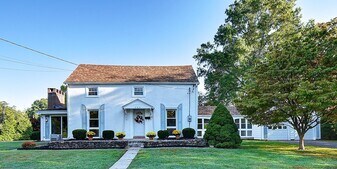 204 Trout Brook Dr in West Hartford, CT - Building Photo