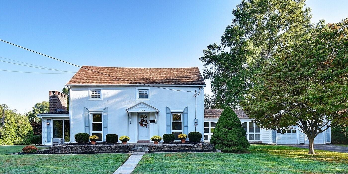 204 Trout Brook Dr in West Hartford, CT - Building Photo