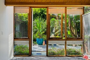 6456 Surfside Way in Malibu, CA - Building Photo