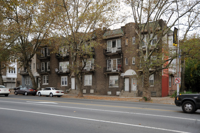 6122 N Broad St in Philadelphia, PA - Building Photo - Building Photo