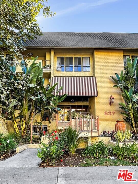 837 N W Knoll Dr in West Hollywood, CA - Building Photo