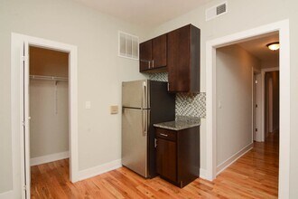 646 W Oakdale Ave in Chicago, IL - Foto de edificio - Building Photo