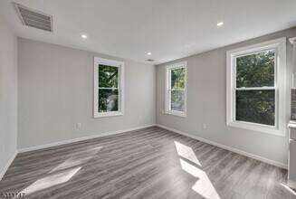 53 Davis Dr in Bergenfield, NJ - Foto de edificio - Building Photo