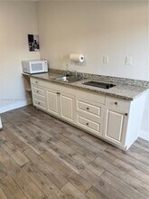 15740 SW 102nd Pl in Miami, FL - Foto de edificio - Building Photo