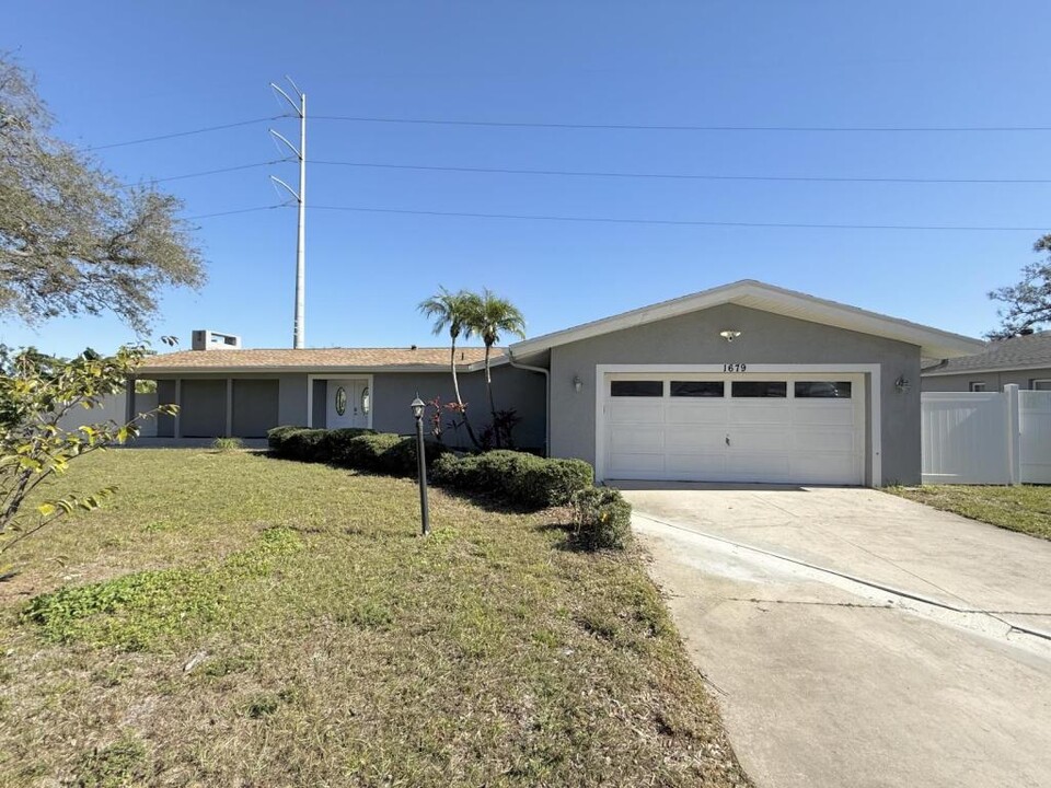 1679 Oak Park Dr E in Clearwater, FL - Building Photo