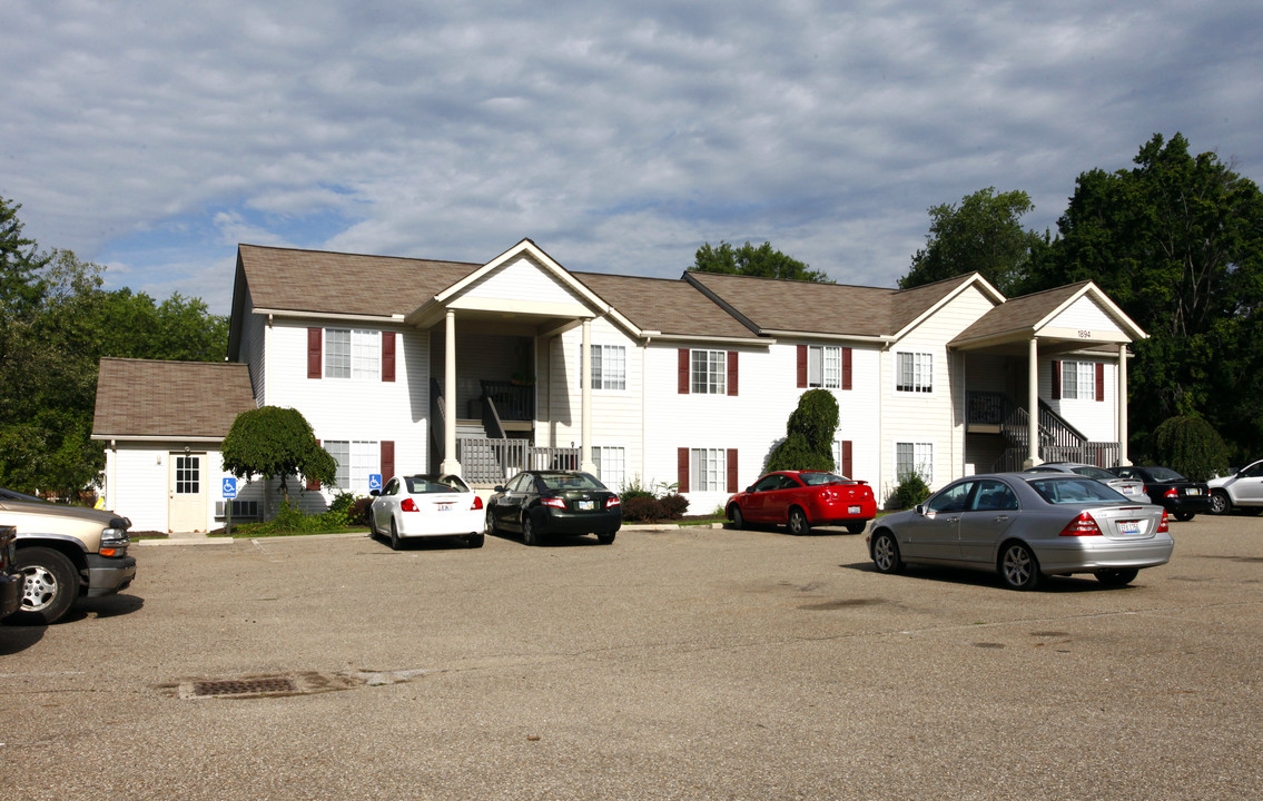 Springfield Lake Apartments in Akron, OH - Foto de edificio