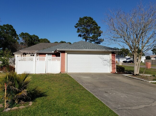 301 Brynn Ct in Panama City Beach, FL - Foto de edificio - Building Photo