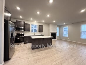 8309 SE Crescent Dr in Hillsboro, OR - Building Photo - Building Photo