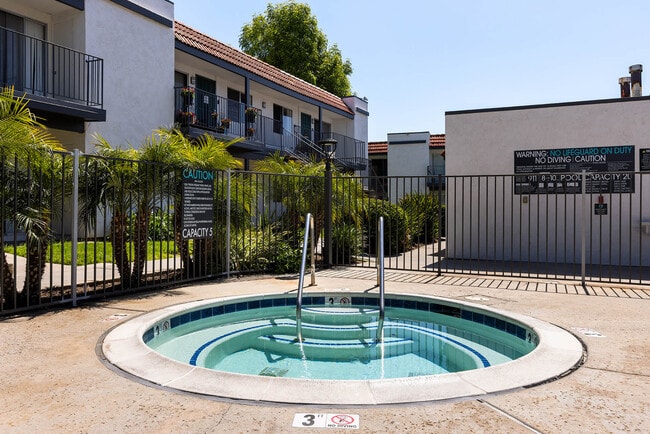 Valle at Park in Escondido, CA - Foto de edificio - Building Photo