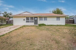 1124 Juniper Dr in Pampa, TX - Building Photo