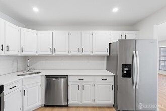 195 Darwin Ln in North Brunswick, NJ - Building Photo - Building Photo