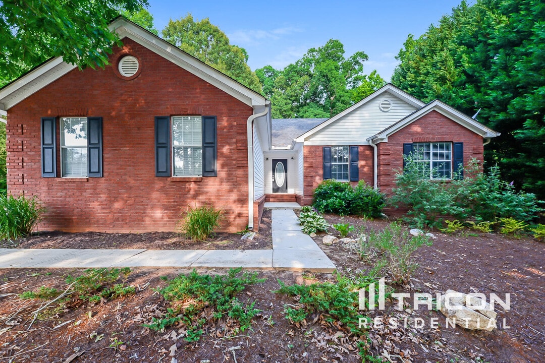 85 Parkwood Dr in Covington, GA - Building Photo
