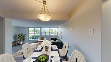 Forest Ridge in Ottawa, ON - Foto de edificio - Building Photo