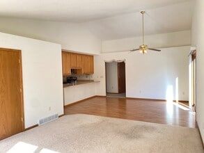 303 Crestwood Ln in Onalaska, WI - Foto de edificio - Building Photo