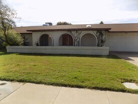 741 W Coral Gables Dr in Phoenix, AZ - Building Photo