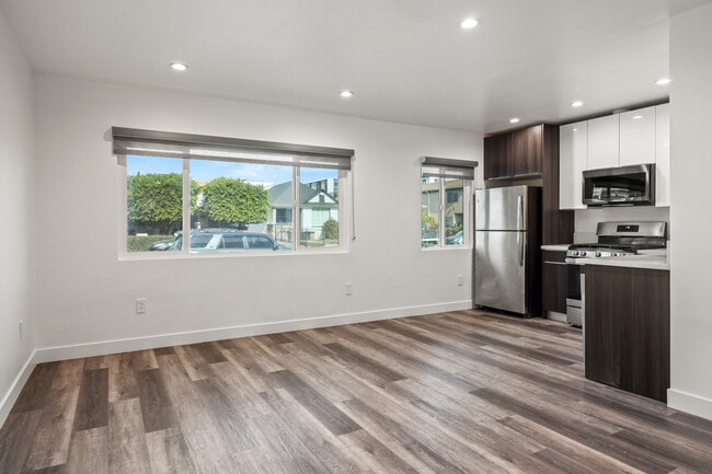 1352 W 36th St, Unit 1 in Los Angeles, CA - Foto de edificio - Building Photo
