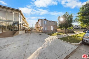 14112 Delano St in Van Nuys, CA - Building Photo