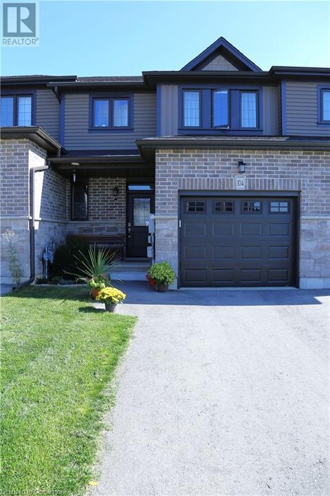 104 Links Cres in Woodstock, ON - Building Photo