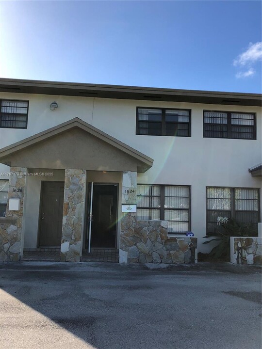 1624 NE 151st St in Miami, FL - Building Photo